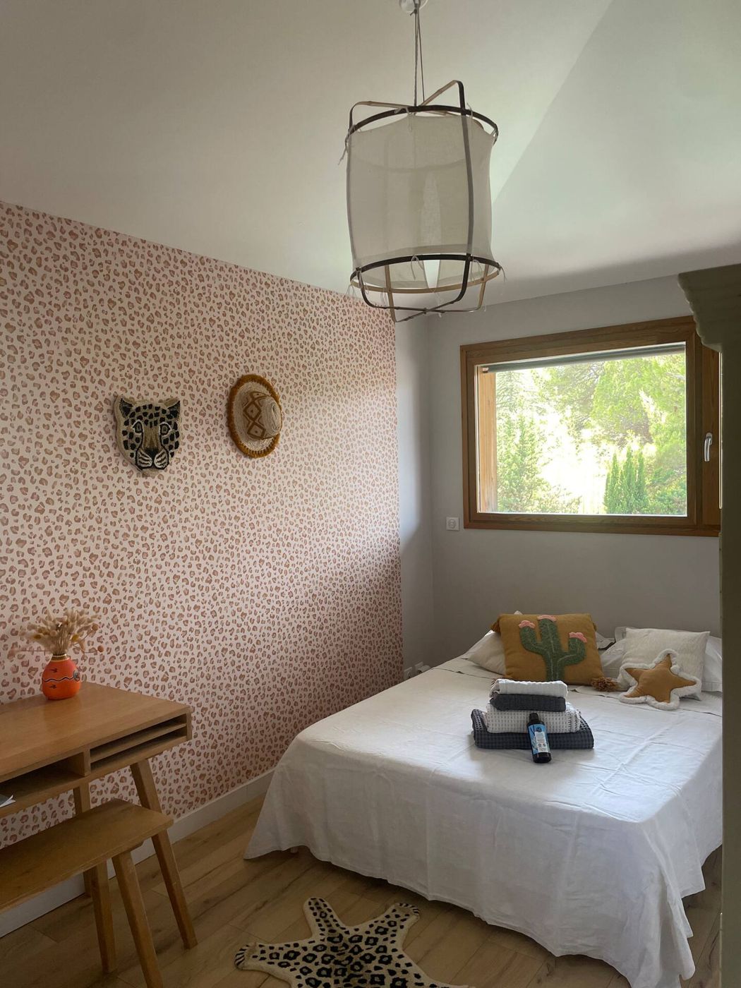 La chambre au papier peint léopard