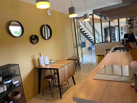 Le coin repas et l'escalier