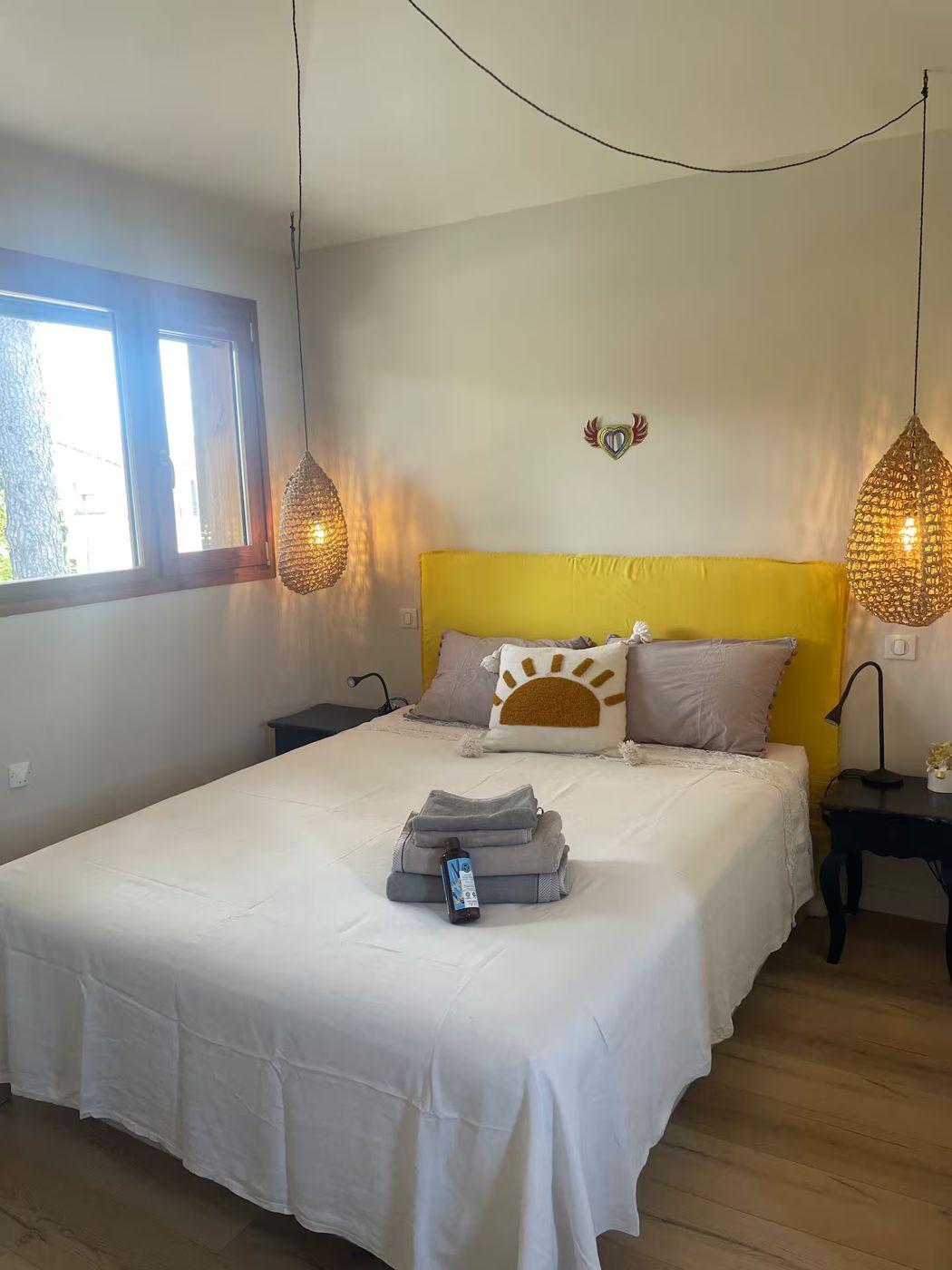 La suite parentale et sa tête de lit jaune