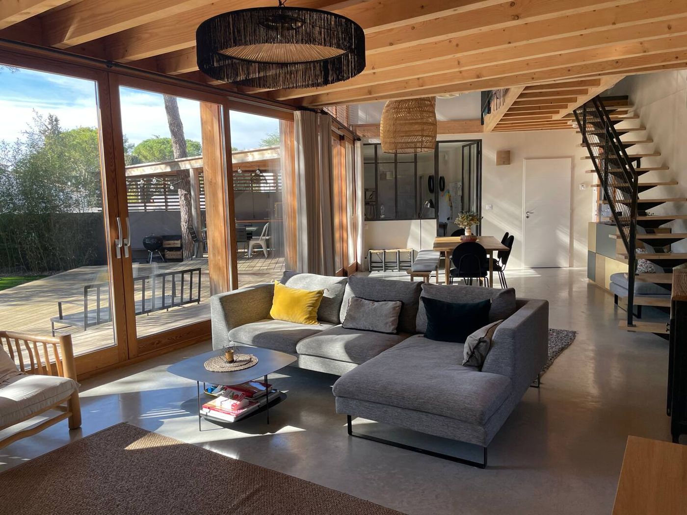 Le salon ouvert sur la terrasse