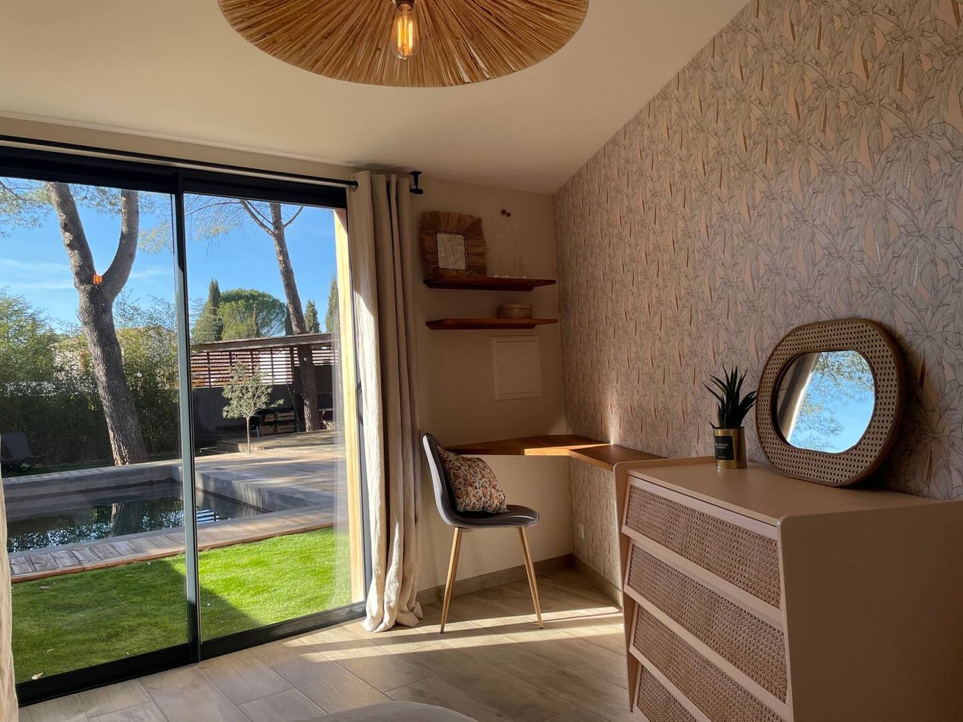 Le studio indépendant ouvert sur la piscine